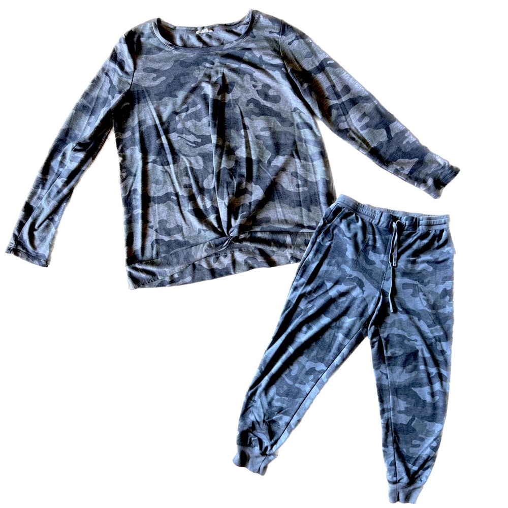 Camouflage sweatshirt & jogger pant set